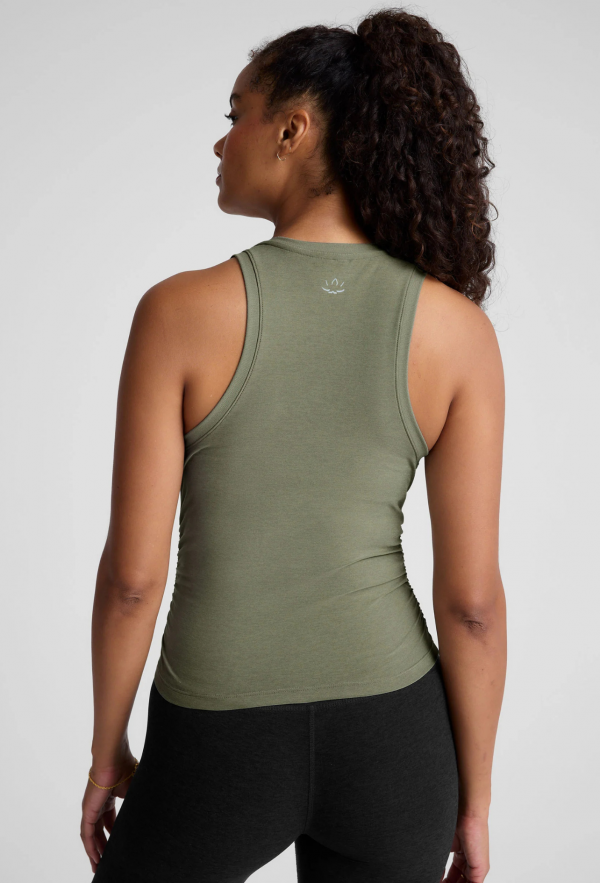 Blusa verde pistache lisa con pliegues en costados, Beyond Yoga, talla S, vista trasera.