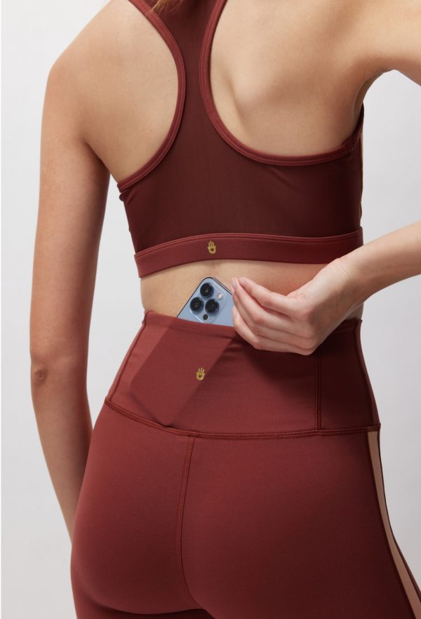 Detalle trasero del Legging marrón con rayas naranjas y beige de Spiritual Gangster, talla S, descuento del 50%.
