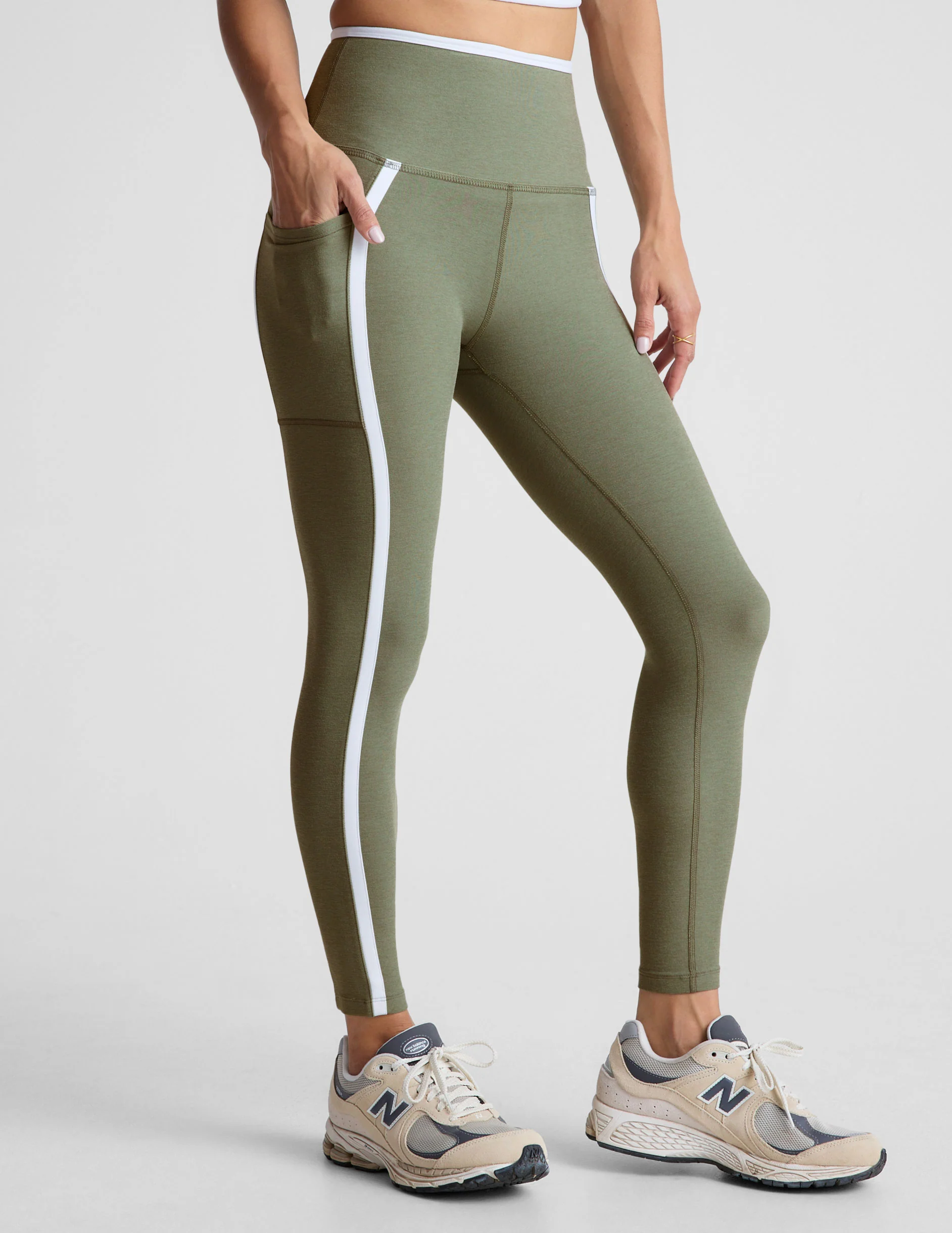 Legging Liso con Línea en Costados Verde con Raya Blanca – Beyond Yoga - Talla S