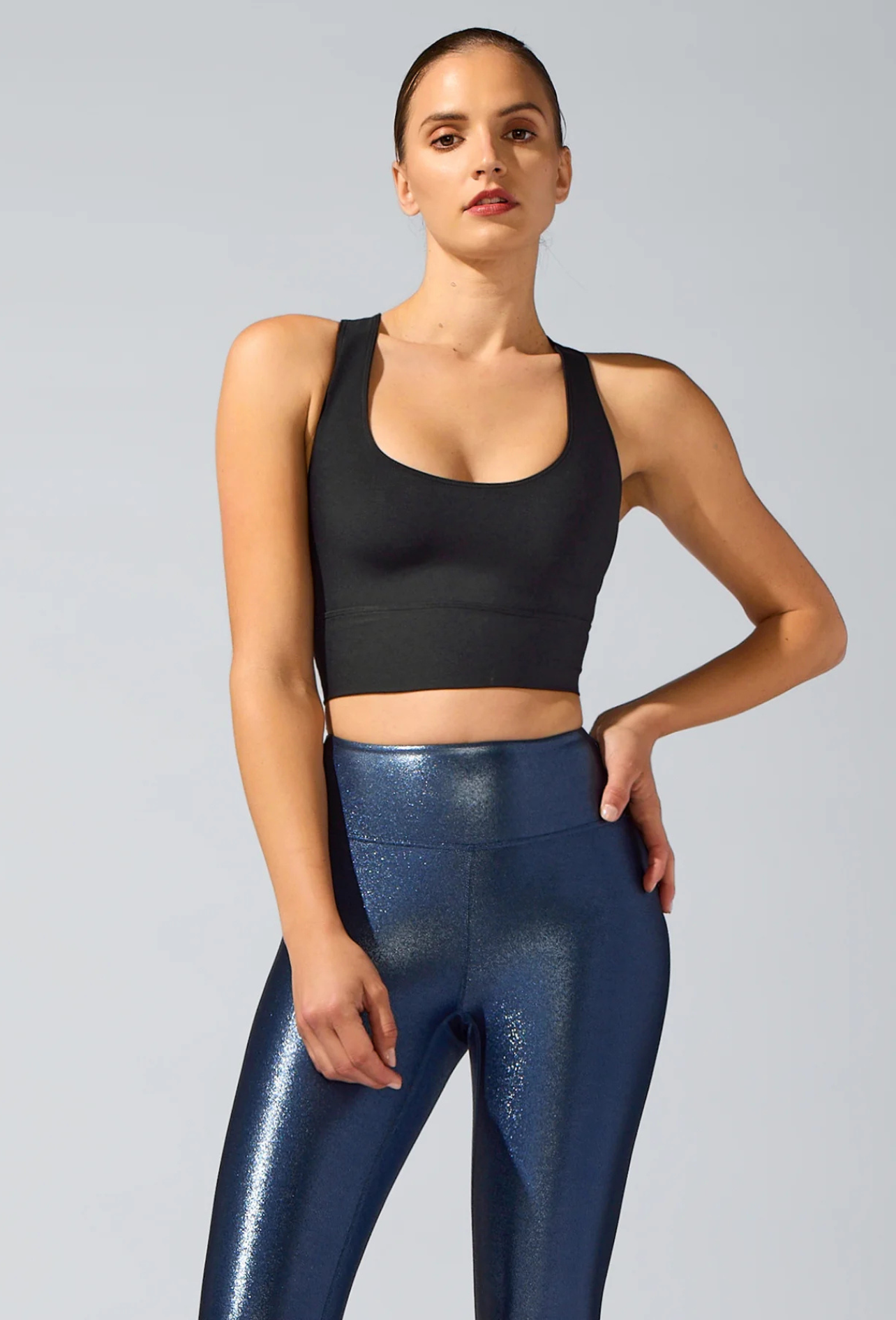 Vista frontal de top negro liso para mujer, marca Heroine, talla M, con diseño elegante de tirantes.